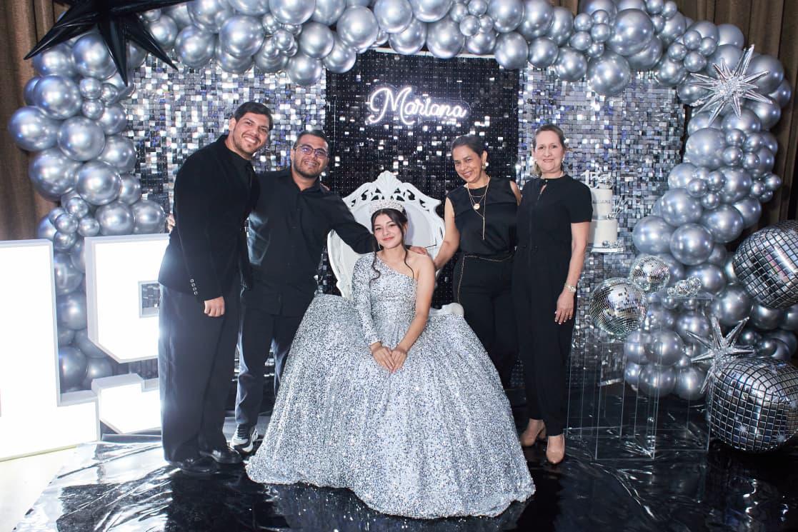 Mariana Lara festeja sus quince años con inolvidable fiesta con temática disco