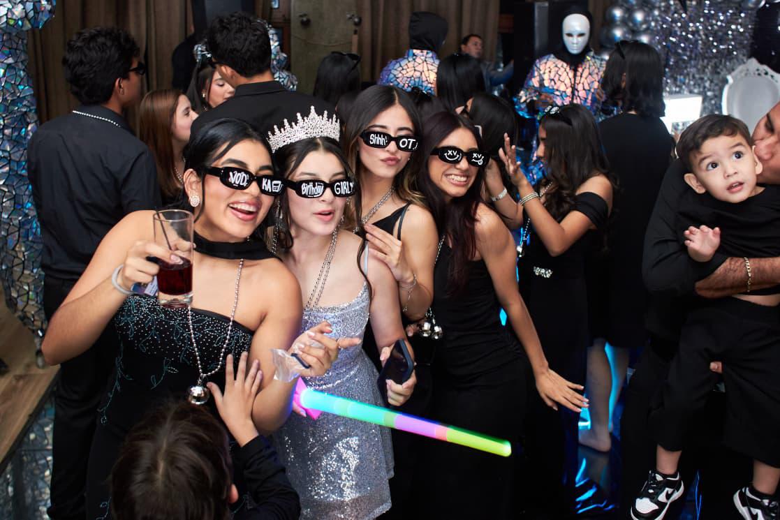 Mariana Lara festeja sus quince años con inolvidable fiesta con temática disco