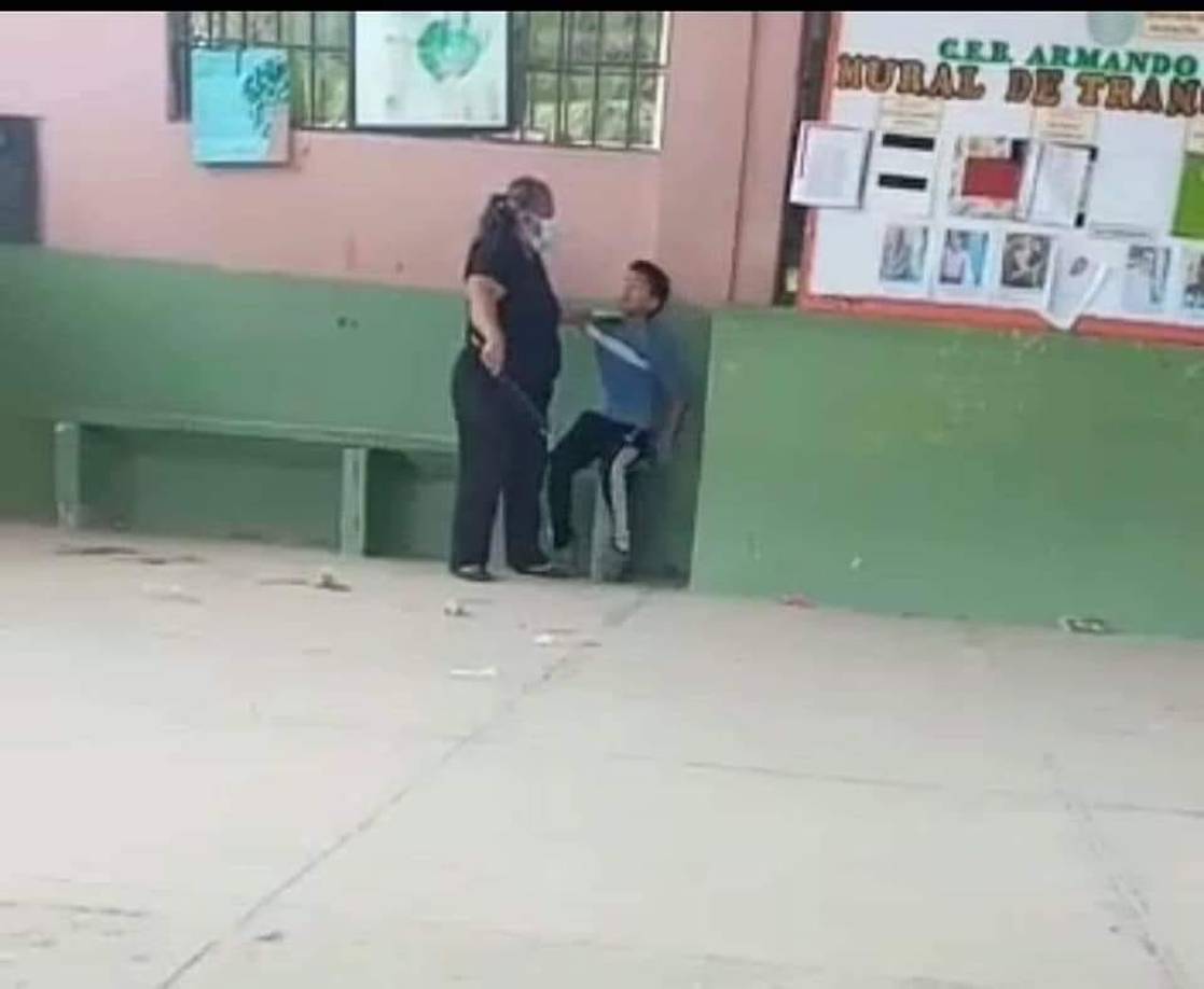 Posteriormente se aprecia cómo la profesora tira de la camiseta al niño, pues estaba ordenándole cumplir con una orden.