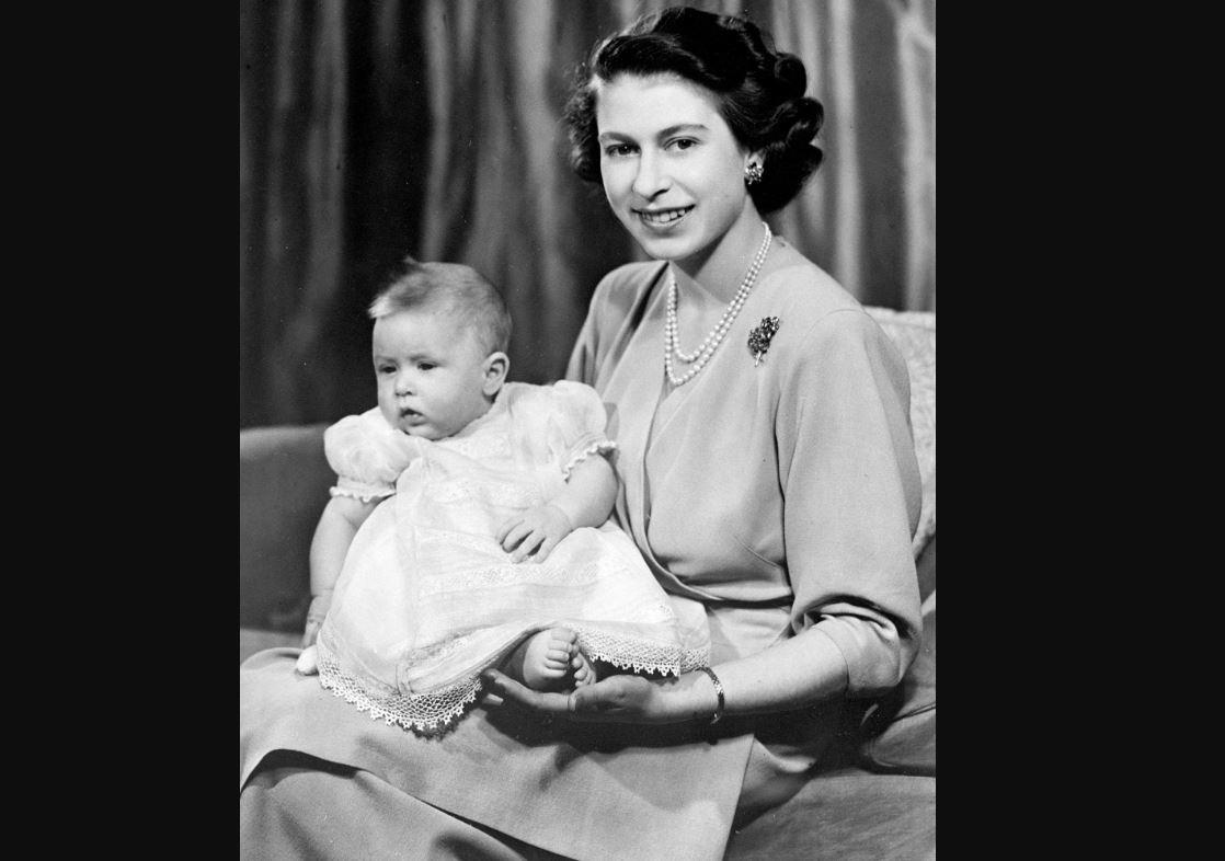 La reina Isabell II en una foto de archivo junto a su hijo, el príncipe Carlos.