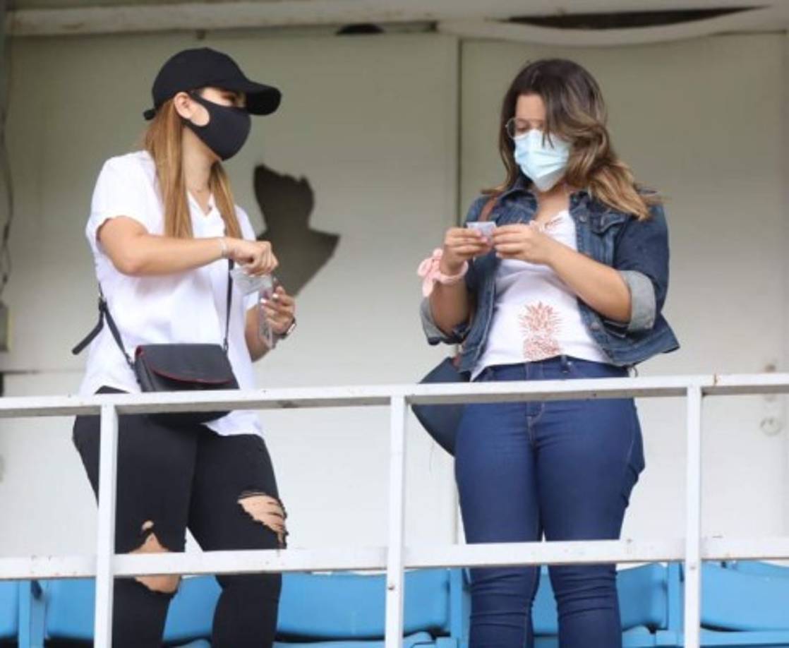 Portando su respectiva mascarilla y un gel de manos, la bella periodista Jenny Fernández acudió al estadio Morazán para presenciar el duelo Real España vs Real Sociedad.