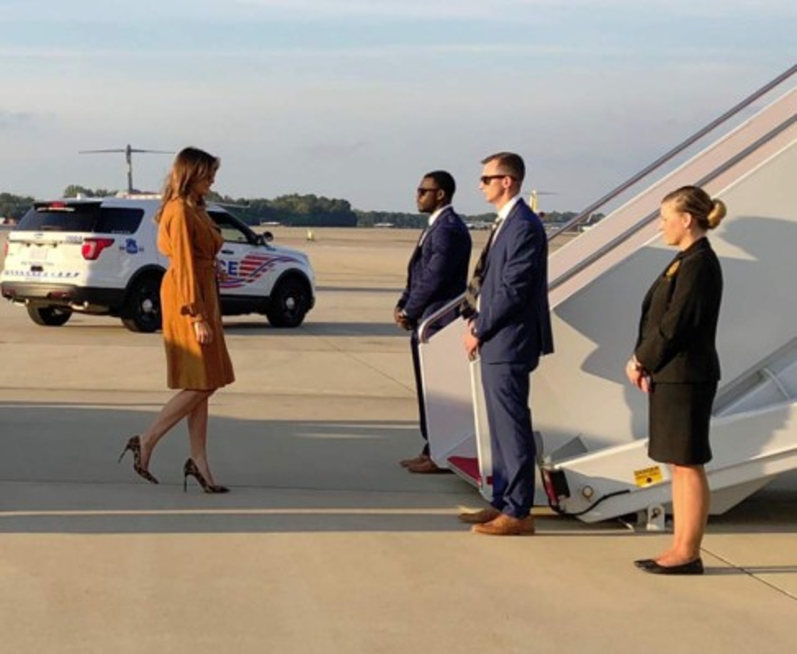 La ex modelo causó controversia en redes sociales al elegir unos stilettos con estampado de leopardo de Manolo Blahnik y una gabardina de Vince valorada en más de 1,400 dólares para su visita a Malaui.