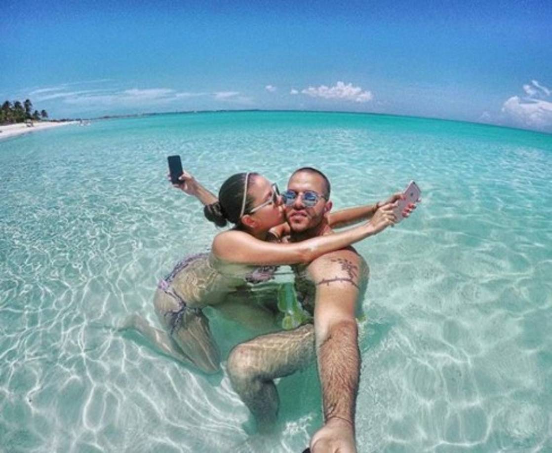 Los momentos románticos junto a su fiel compañera también lo comparte en redes sociales.