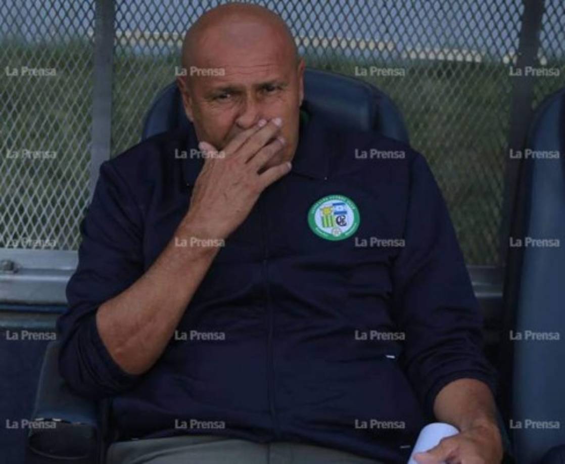Wilmer Cruz debutó como DT del Juticalpa y la pasó mal. El estratega no podía creer la goleada encajada ante Motagua.