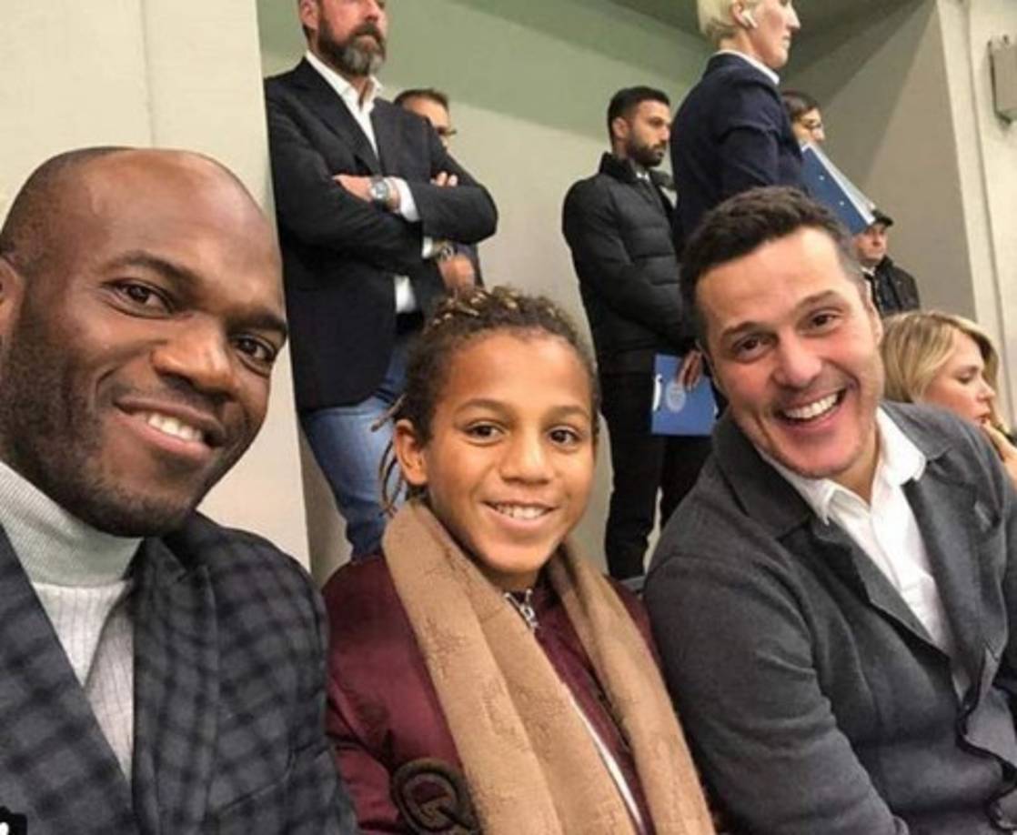 El exdelantero hondureño David Suazo llegó a disfrutar del Inter vs Barcelona. El catracho jugó unas horas antes con el Inter Forever ante el club culé.