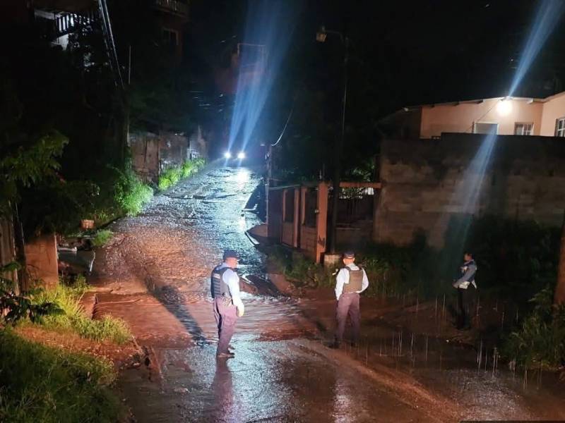 La Secretaría de Gestión de Riesgos y Contingencias Nacionales (Copeco) extendió este domingo la Alerta Roja por 24 horas más para los departamentos de Francisco Morazán, Lempira, La Paz e Intibucá, debido a las intensas lluvias que continúan afectando extensa parte del territorio nacional.