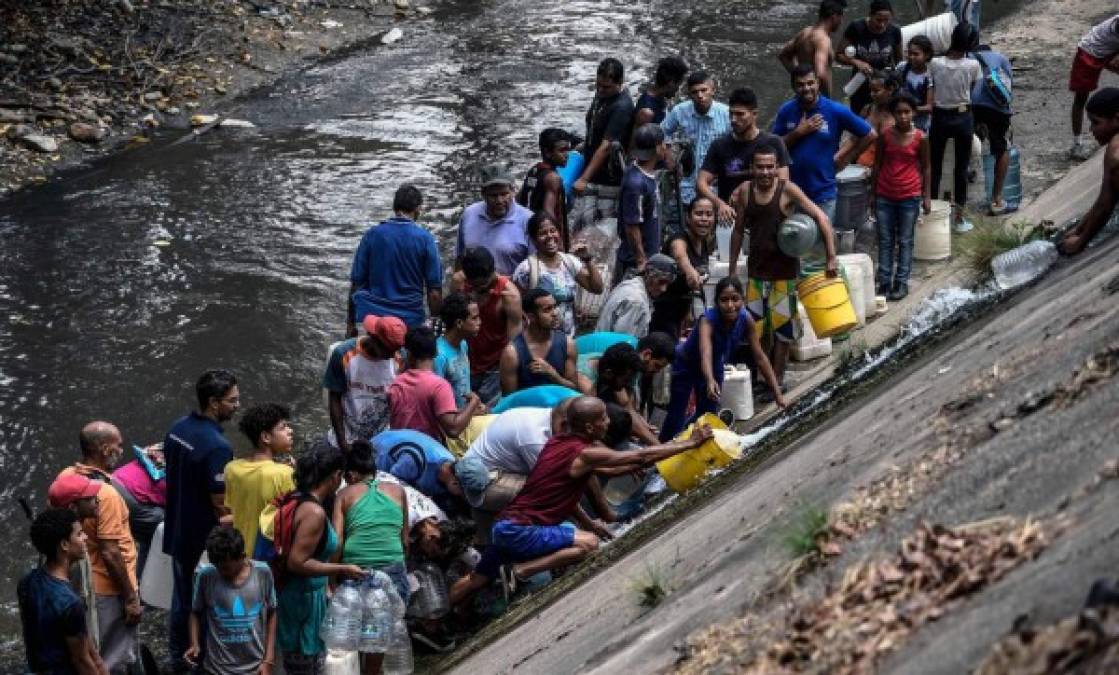 La escasez de agua en la capital venezolana se debe a que muchas casas tienen tanques porque siempre hay racionamientos, pero las bombas no funcionan sin energía eléctrica.