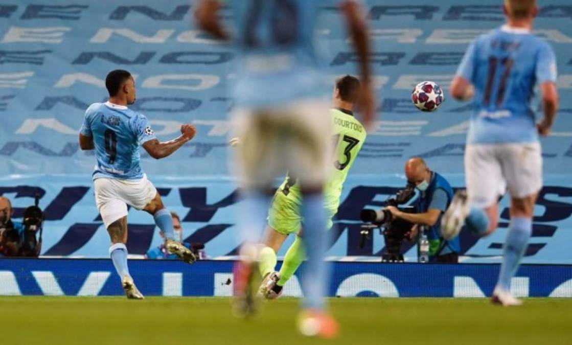 El segundo gol del City llegó tras un otro error de Varane, retrocediendo el balón para Courtois, pero Gabriel Jesús fue más rápido y venció al portero belga con este disparo.