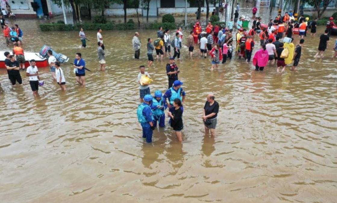 El martes, la gran ciudad de Zhengzhou (centro) sufrió un diluvio con precipitaciones récord que inundó parte del metro y arrastró cientos de vehículos.