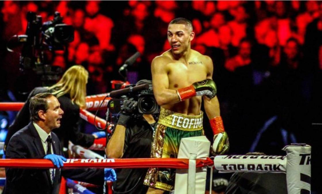 El festejo de Teófimo López sobre las cuerdas del ring del Madison Square Garden. Foto Jonathan Loarca