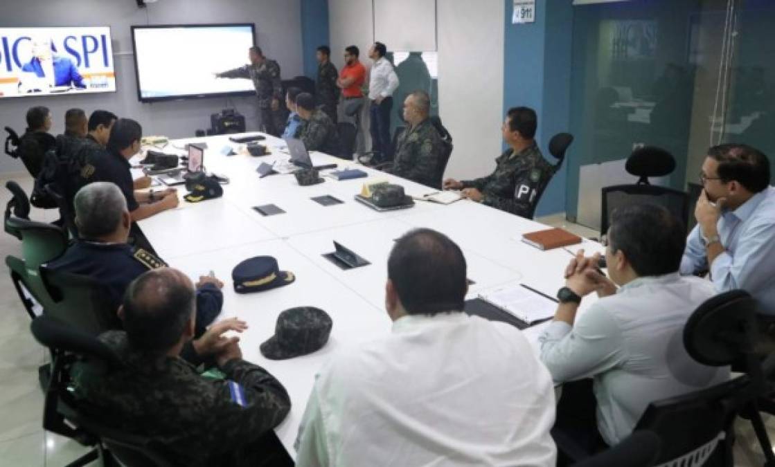 Además, al jefe de Estado lo acompañaron el canciller, Lisandro Rosales; el viceministro de Seguridad, Luis Suazo; elementos de la Fuerza Nacional Anti Maras y Pandillas (FNAMP), entre otros.