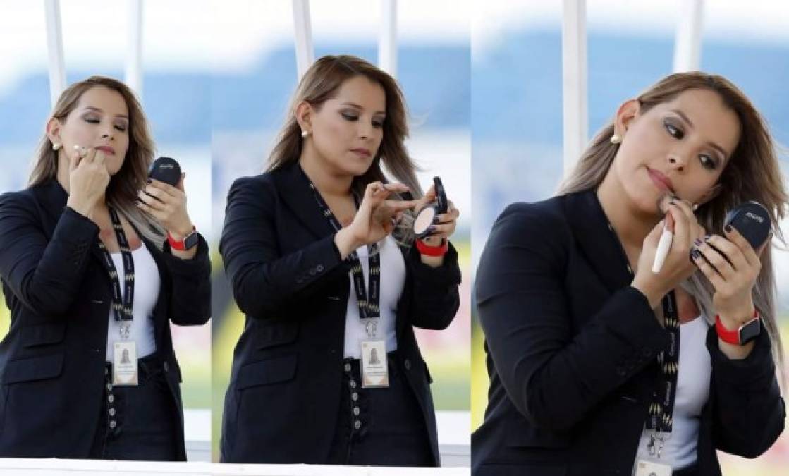 Así fue pillada la presentadora deportiva de Televicentro, Tanya Rodríguez, mientras se maquillaba antes de dar cobertura al duelo en el Olímpico.