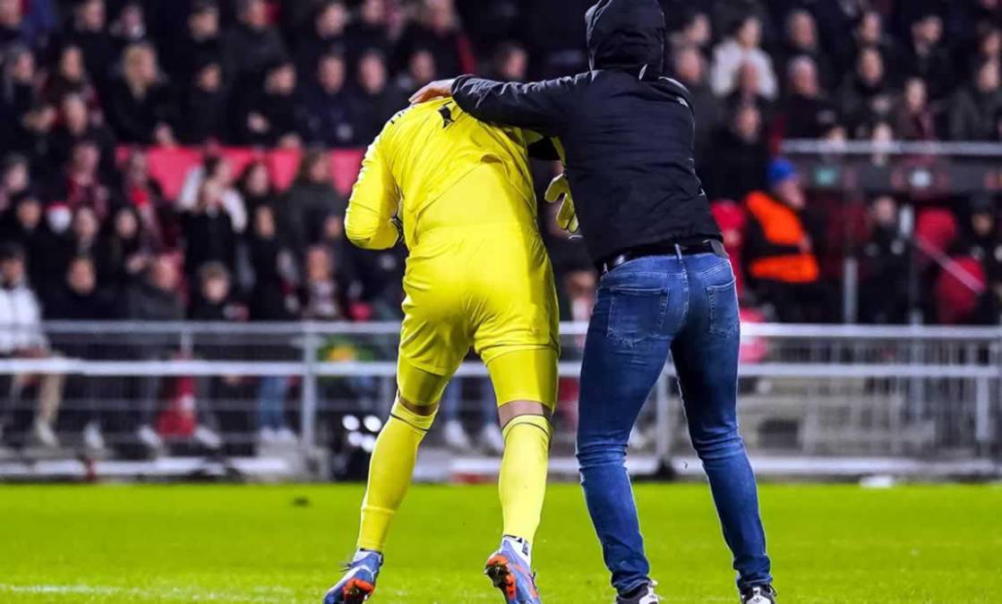 El guardameta del Sevilla, Marko Dmitrovic, recibió esta agresión por parte del aficionado del PSV que estaba molesto por la eliminación de su equipo en la Europa League.