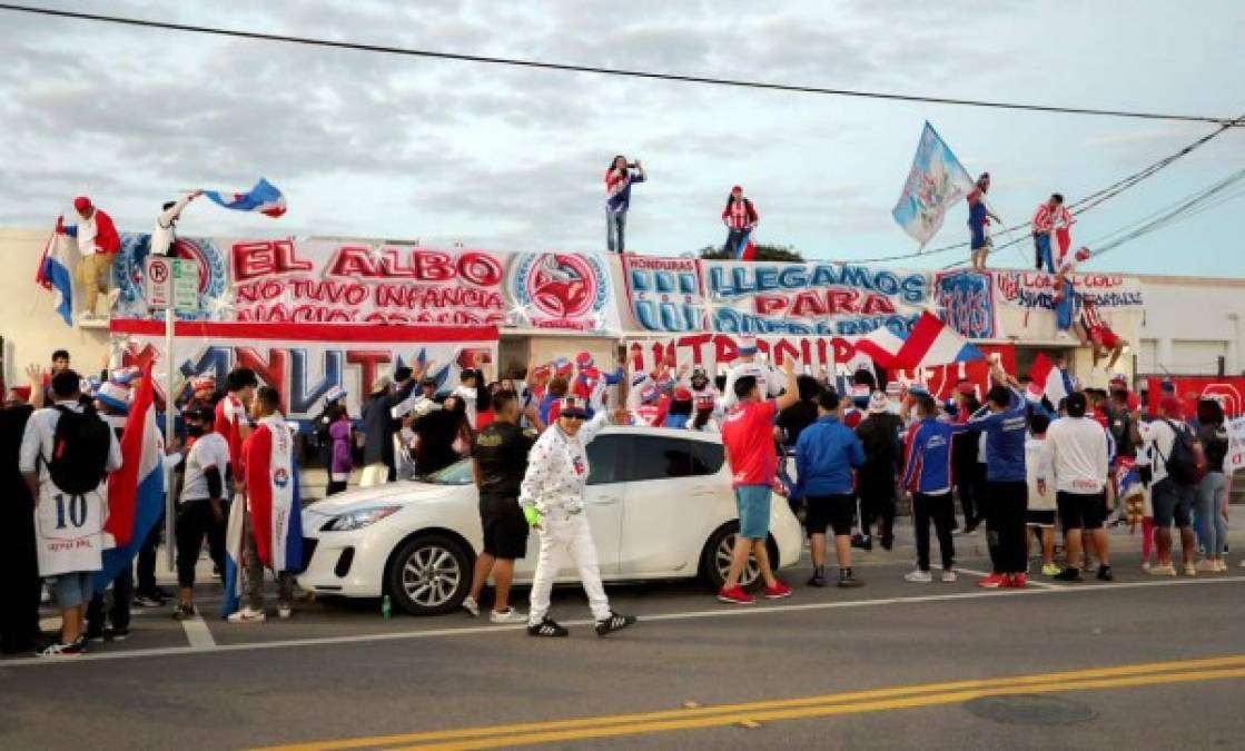 La afición del Olimpia armó su fiesta previo al partido y apoyó al equipo en los ardedores del Exploria Stadium de Orlando, Florida.