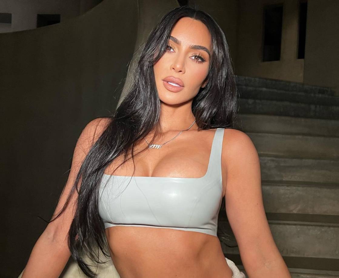 Kim Kardashian es conocida por su apariencia glamorosa, pero en una nueva entrevista con Refinery29 el miércoles, la estrella de reality compartió que ha luchado en secreto contra el acné adulto.