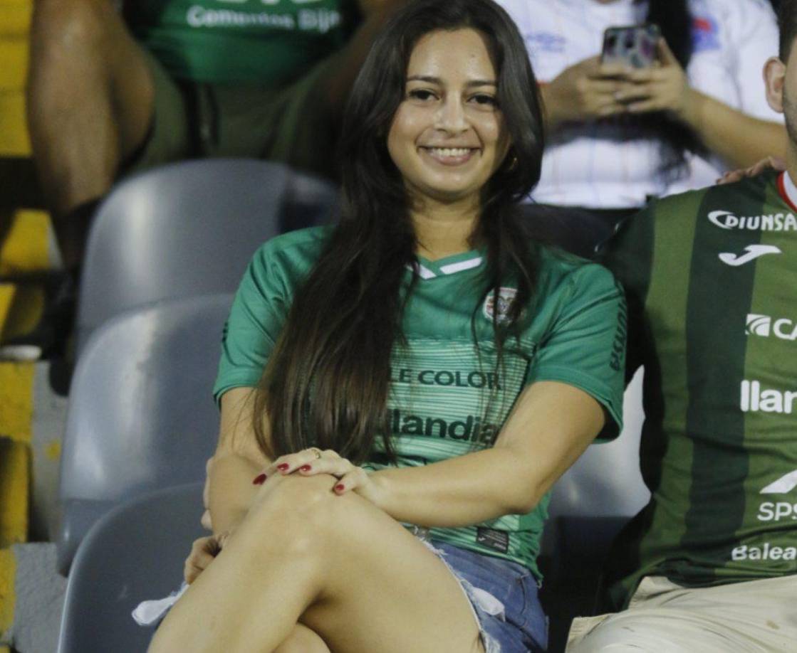 Ella cautivó con su belleza en el sector de silla. 