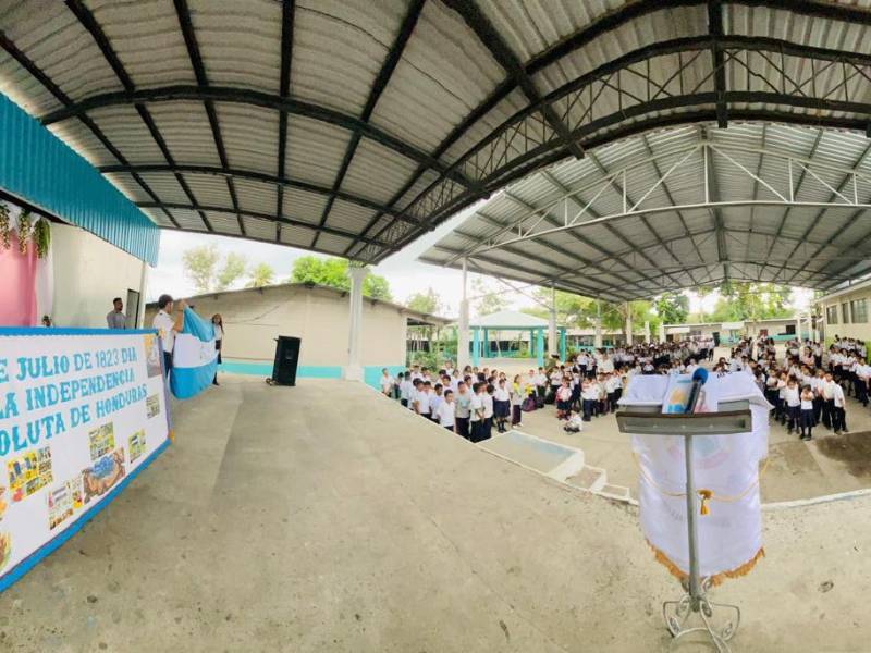 Estudiantes del centro de educación básica Eusebio Fiallo durante un acto cívico.