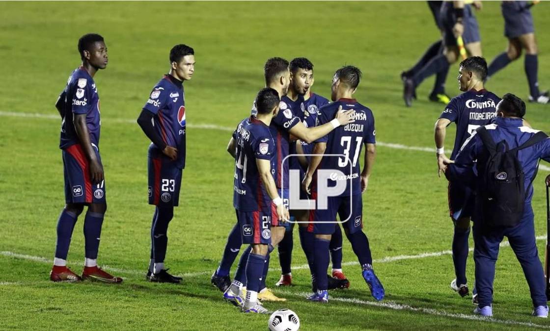 Los otros jugadores de Motagua observaban la pelea de sus compañeros.