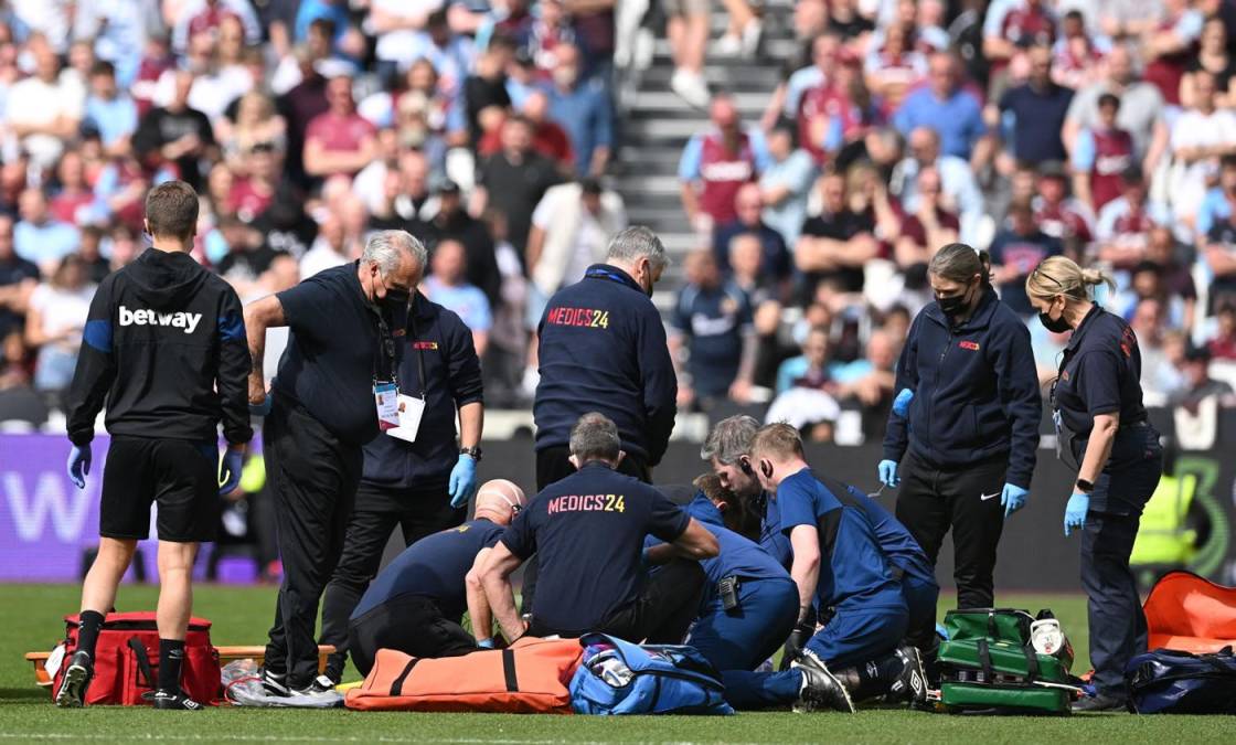 Las asistencias médicas ingresaron rápido para atender al futbolista del Burnley.