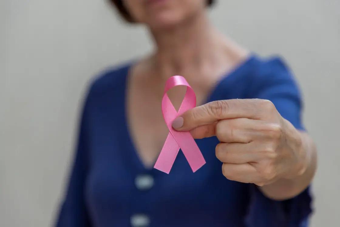 La OMS lanza portal con IA para alertar sobre el vínculo entre alcohol y cáncer de mama