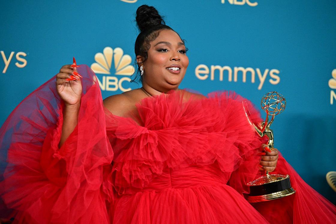 Lizzo gana un Emmy por su programa de competición para bailarinas de tallas “grandes”