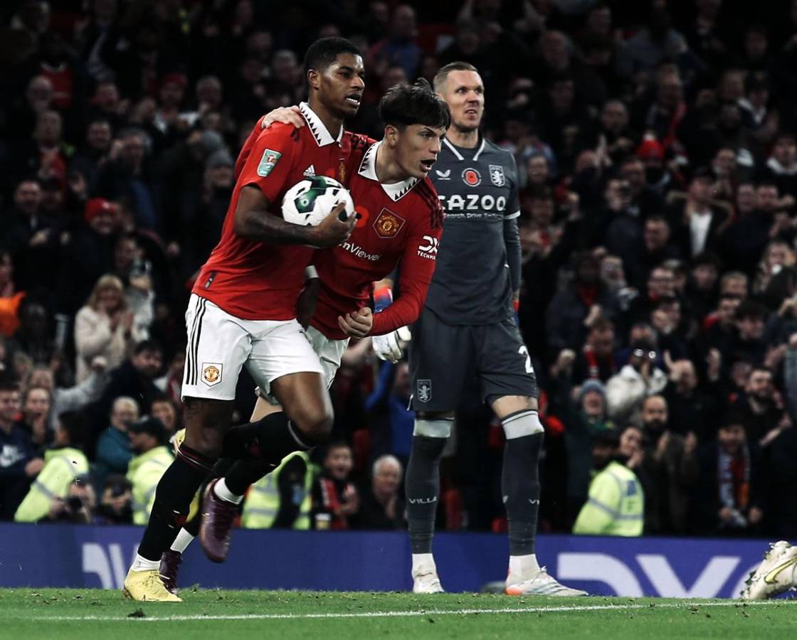 Marcus Rashford y Alejandro Garnacho celebrando uno de los goles del Manchester United ante el Aston Villa.