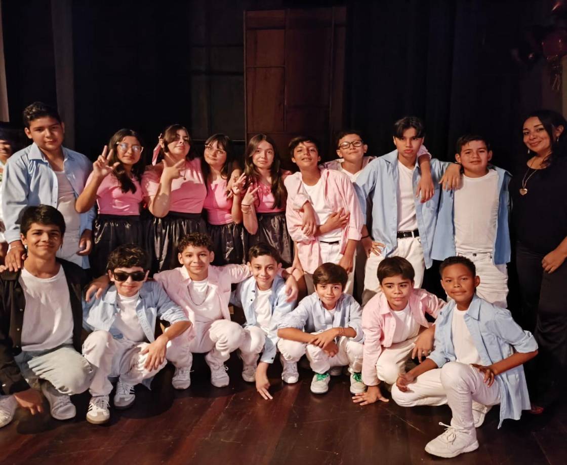 Los alumnos de séptimo grado lucieron espectaculares en su presentación artística.