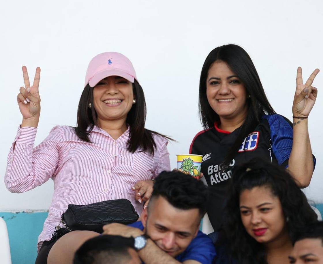 Dos damas que posaron para el Lente de Grupo OPSA.