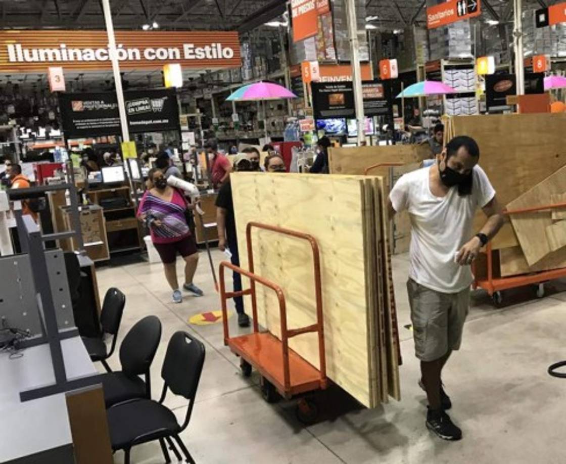 Los habitantes de Cancún se abastecían este martes de víveres, agua potable y tablones de madera, además de reunir documentación importante para su resguardo.