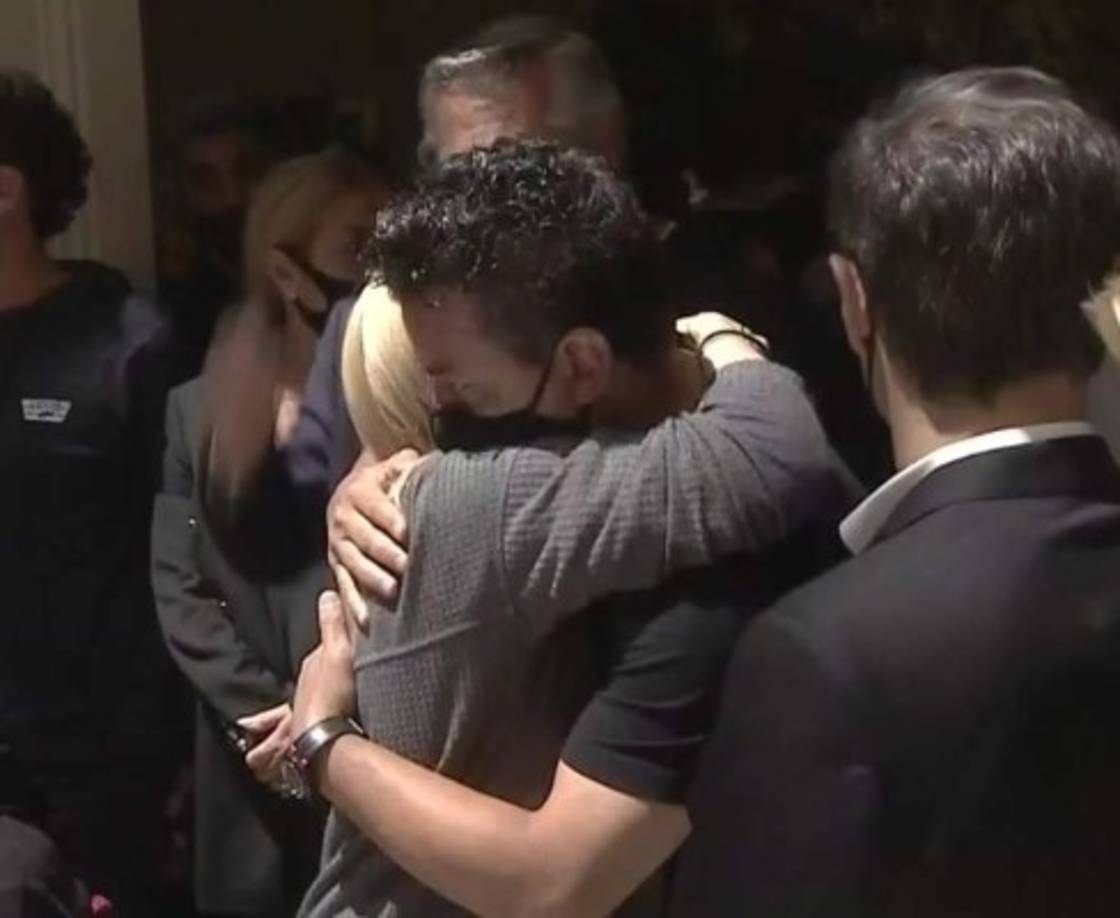 Marcelo Gallardo dando un emotivo abrazo a Claudia Villafañe, ex esposa de Diego Maradona.<br/>