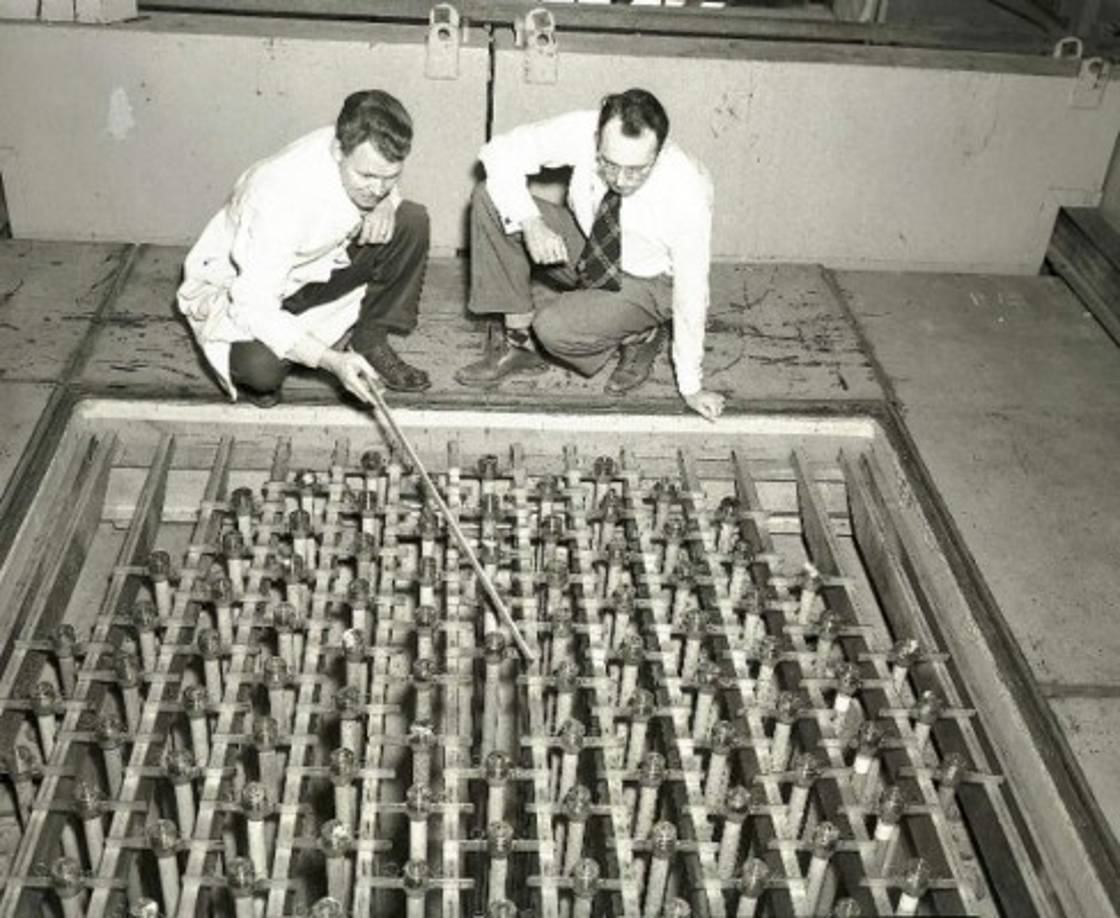 El primer accidente nuclear a gran escala se produjo el 12 de diciembre de 1952, en un reactor nuclear ubicado en Chalk River, Canadá. Al fallar los sistemas de apagado sumado a varios errores de los operadores, se aumentó la producción de energía a más del doble de lo normal, y provocando el derrame de agua radioactiva que se usaba como refrigerante. Afortunadamente la situación pudo ser controlada antes de provocar muertes o daños a la salud entre el personal de la central nuclear.