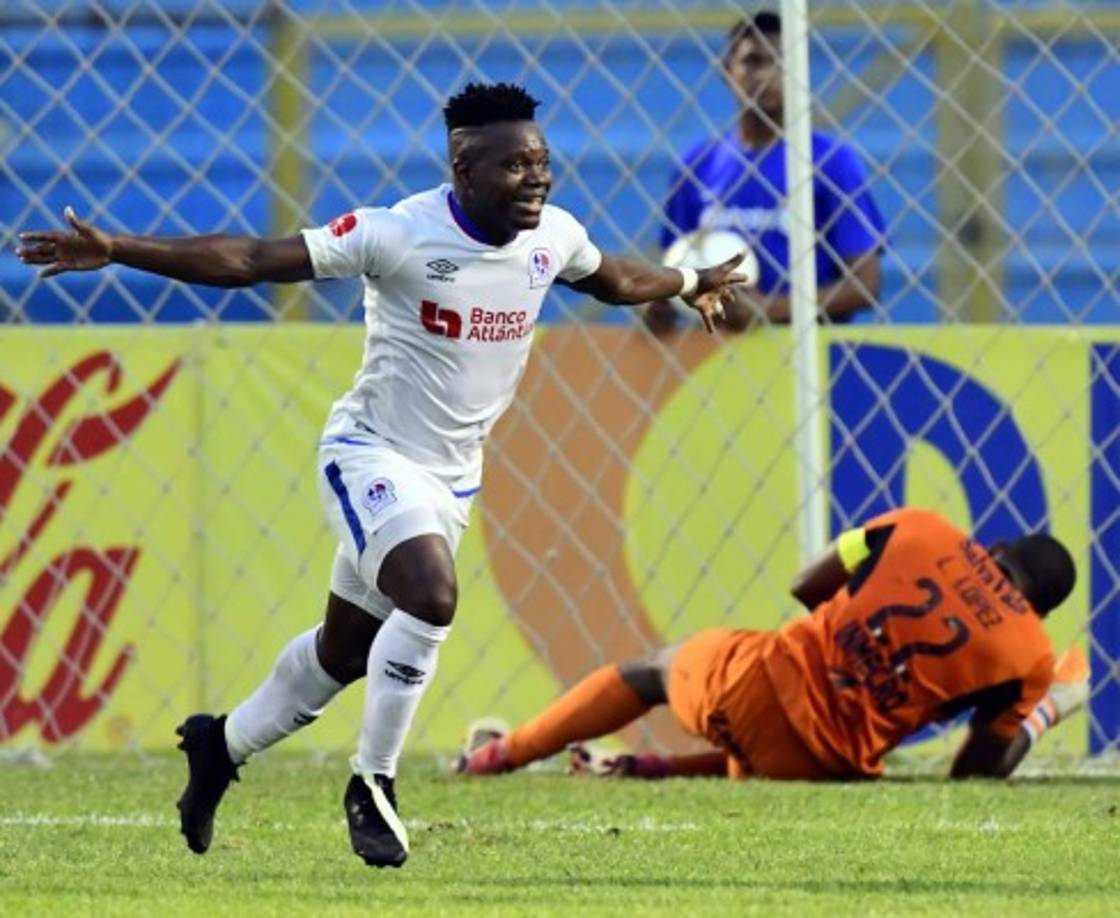 Júnior Lacayo festejando su gol y Luis 'Buba' López tendido en el césped. Era el 2-0 del Olimpia sobre Real España.