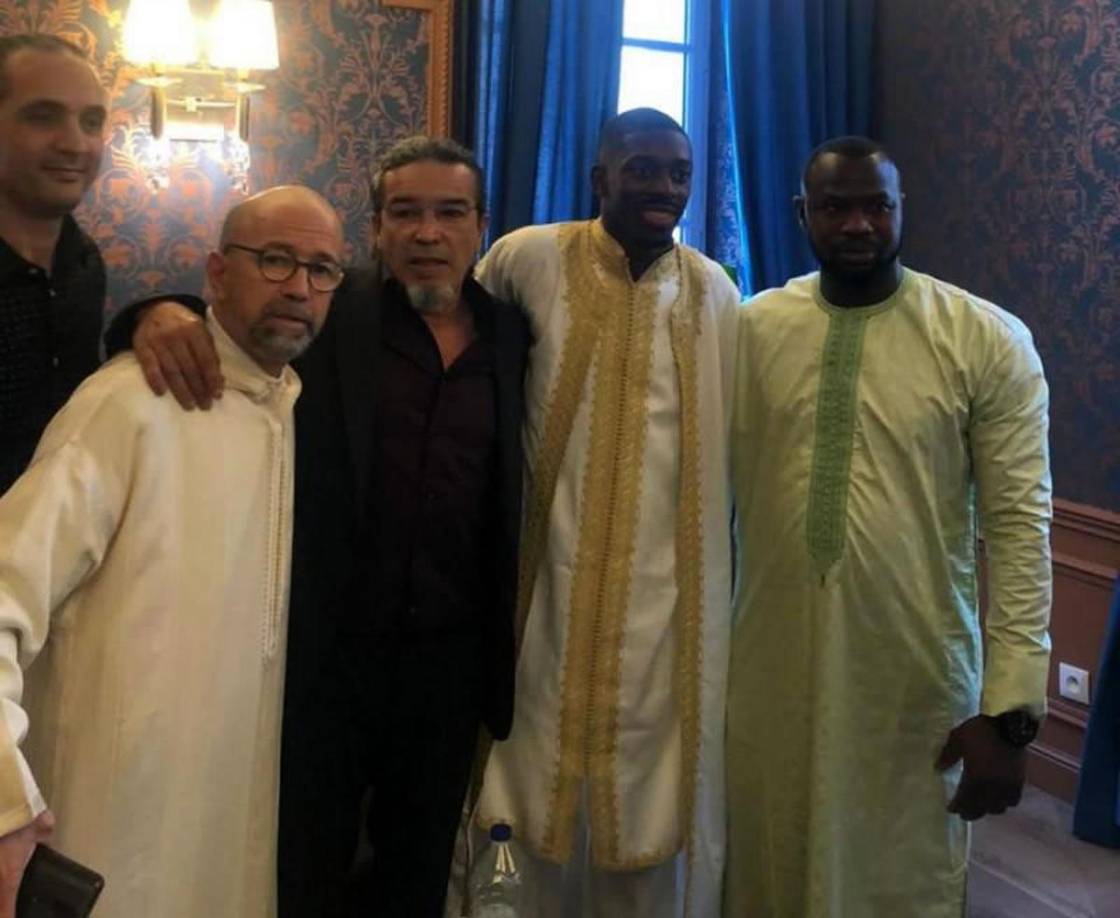 En las imágenes y videos que se compartieron en redes sociales sobresale que ninguno de los asistentes porta cubrebocas por lo que la directiva del Barcelona estaría preocupada de que el jugador se contagie de COVID-19. 