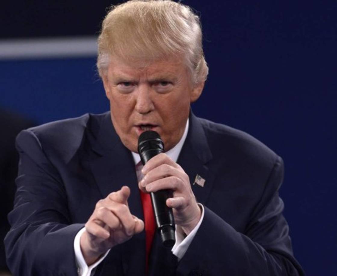 Trump dijo que su mejor defensa es 'el ataque'. Vimos al republicano moverse en el escenario como quien marca su territorio.