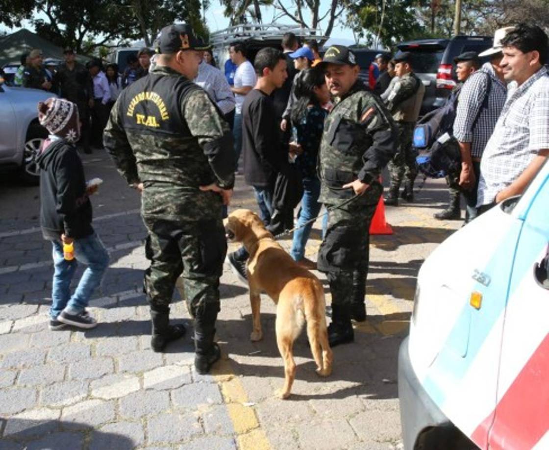 El Escuadrón Antibombas de las Fuerzas Armadas se hizo presente para resguardar de cualquier incidente, que afortunadamente no se produjo.