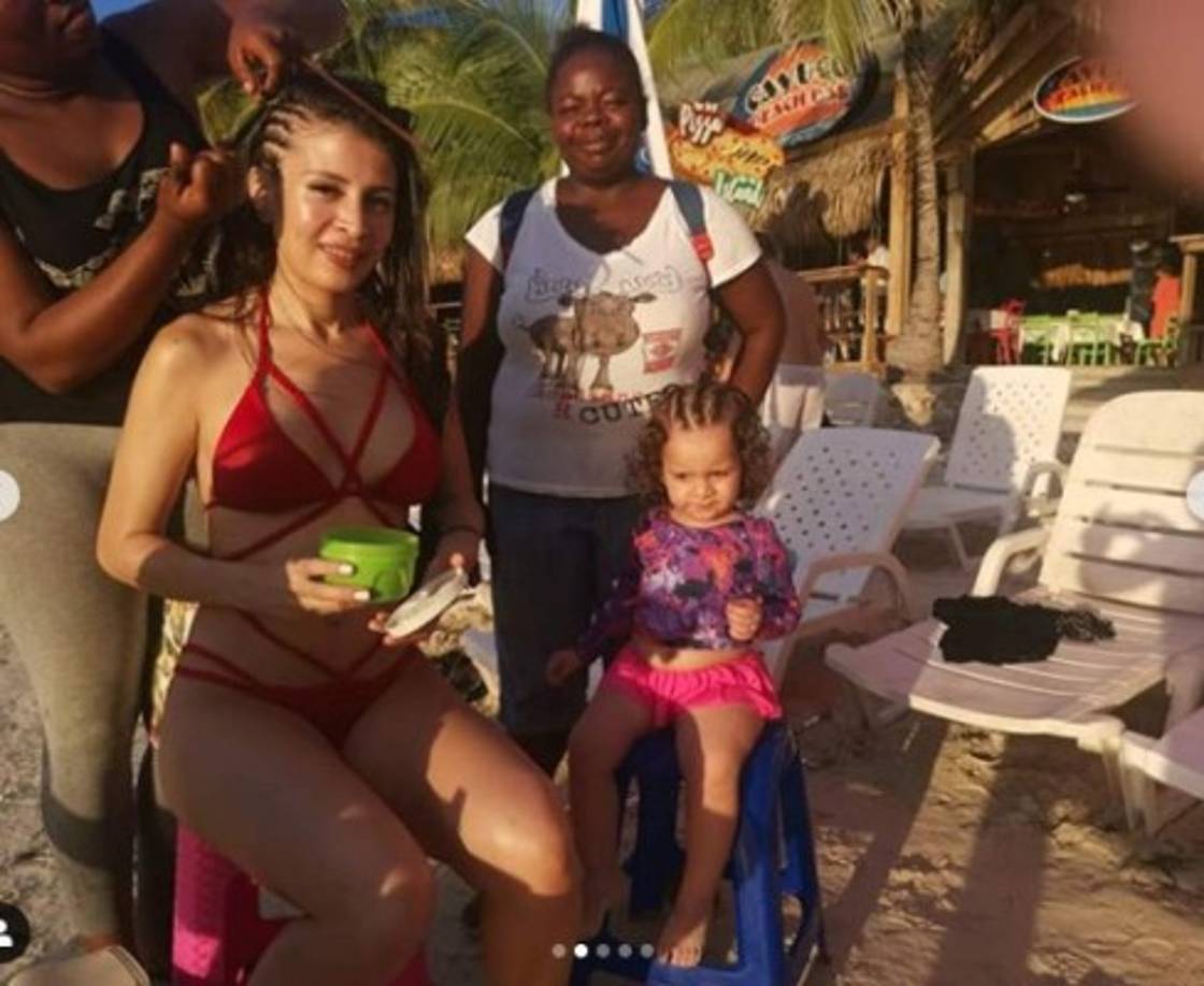 En las imágenes de puede ver a Iroshka y a la pequeña Alicia sentadas dejándose embellecer. <br/><br/>Los comentarios sobre la silueta de Iroskha no se hicieron esperar, ya que lucía un traje de baño rojo que ha causado revuelo.