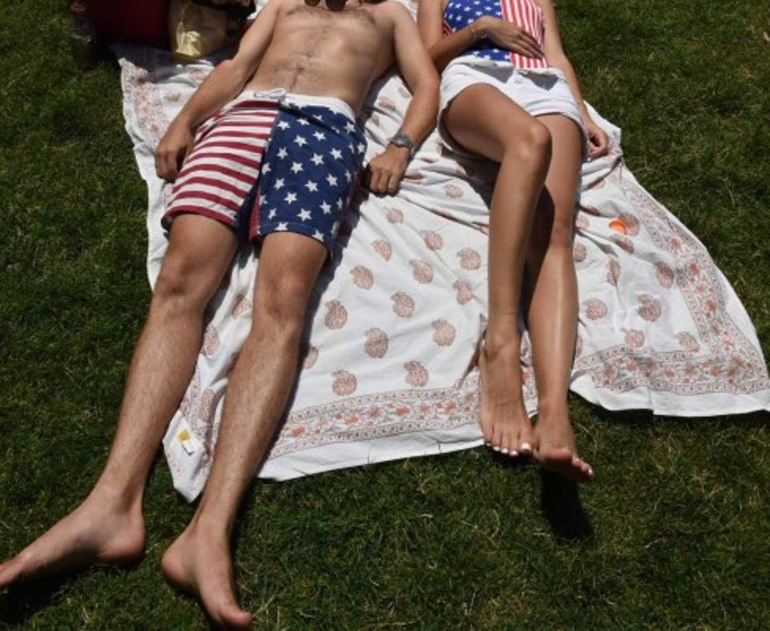 Los estadounidenses aprovechan los primeros días de verano para preparar barbacoas y desplegar sus banderas en este 4 de Julio.