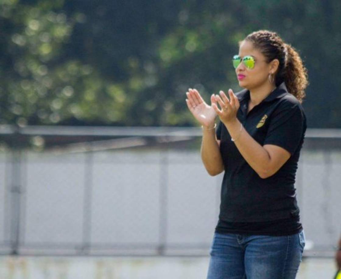 Waldina dando instrucciones en uno de los partidos del Real España.