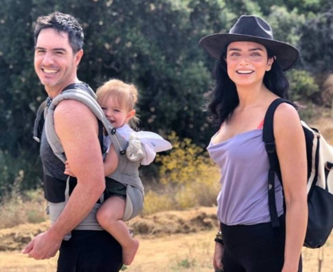 Los actores se habían casado en 2016, después de unos dos años de noviazgo. Los rumores de una crisis matrimonial comenzaron a inicios de año después que ambos dejarán de compartir las usuales fotos de pareja que publicaban en redes.