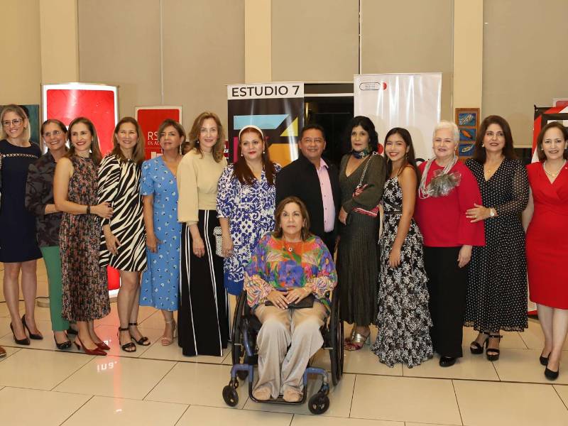 Los organizadores del evento y los artistas que participan en la muestra posan para la fotografía oficial.