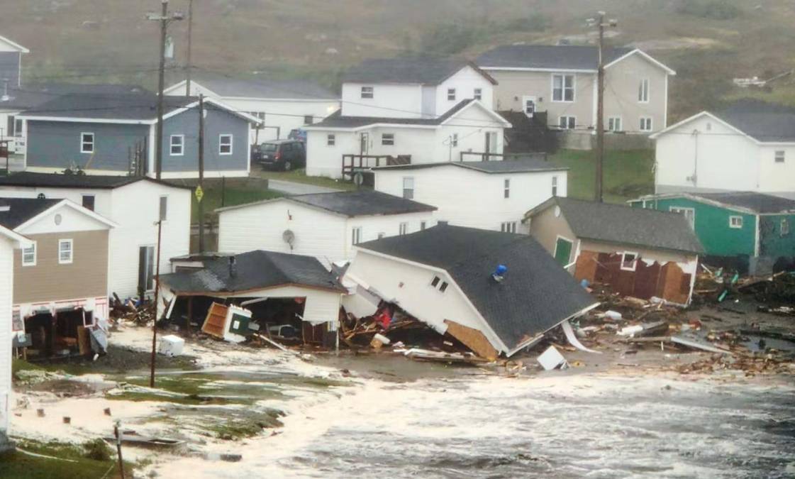 La localidad de Port aux Basques, en la costa suroeste de Terranova, ha declarado el estado de emergencia y numerosas casas han sido destruidas y arrastradas por las aguas del Atlántico.