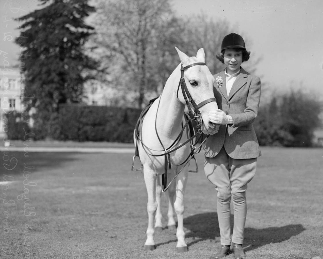 21 de abril de 1939: la princesa Isabel con un pony en Windsor Great Park, Berkshire.