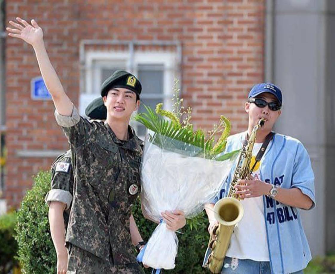 RM o Namjoon lo recibió tocando la canción Dynamite con su saxofón.