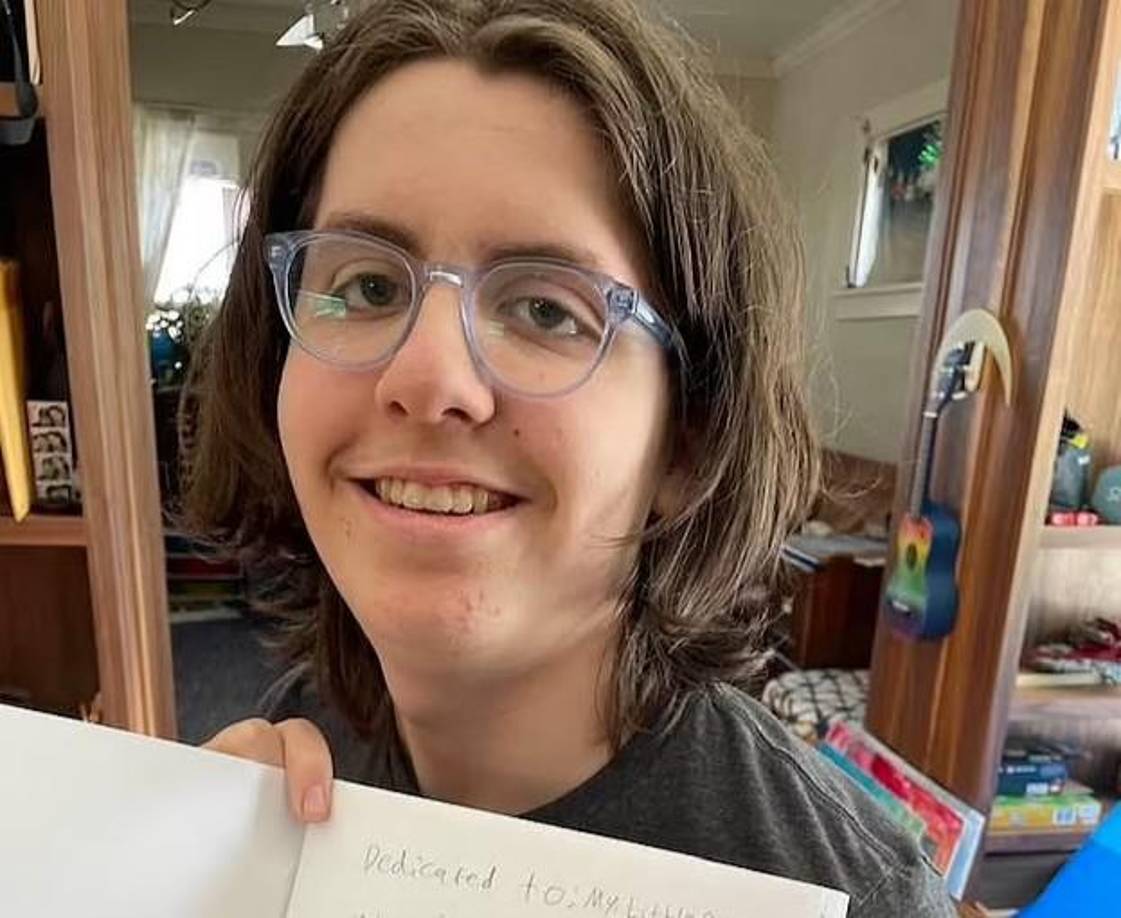 Los hechos ocurrieron el pasado jueves. Oficiales de policía fueron alertados de un tiroteo en una residencia de Duluth. Ahí descubrieron los cuerpos de Erin Abramson, 47, y Jacob Nephew, 15. Abramson era la expareja de Nephew y Jacob su hijo mayor.