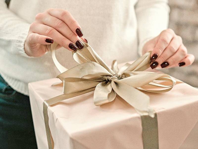 Es hora de utilizar la tecnología para hacer los sorteos. Existen varias aplicaciones gratuitas que hacen la rifa y envían por mensajes de texto o correo electrónico el amigo secreto.