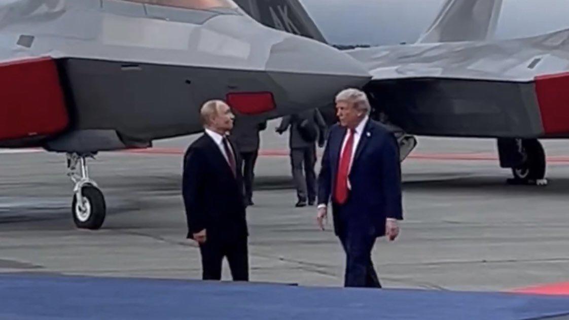 Trump exhibe el poderío militar de EEUU con bombarderos B-2 y cazas ante Putin