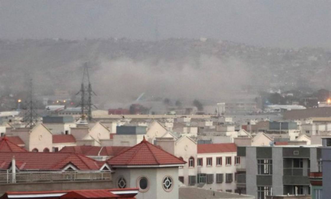 La primera de las explosiones tuvo lugar a las 18.24 horas de Kabul, (13.58 GMT) cerca de una de las puertas del aeropuerto de Kabul, según la cadena de noticias afganas Ariana News.
