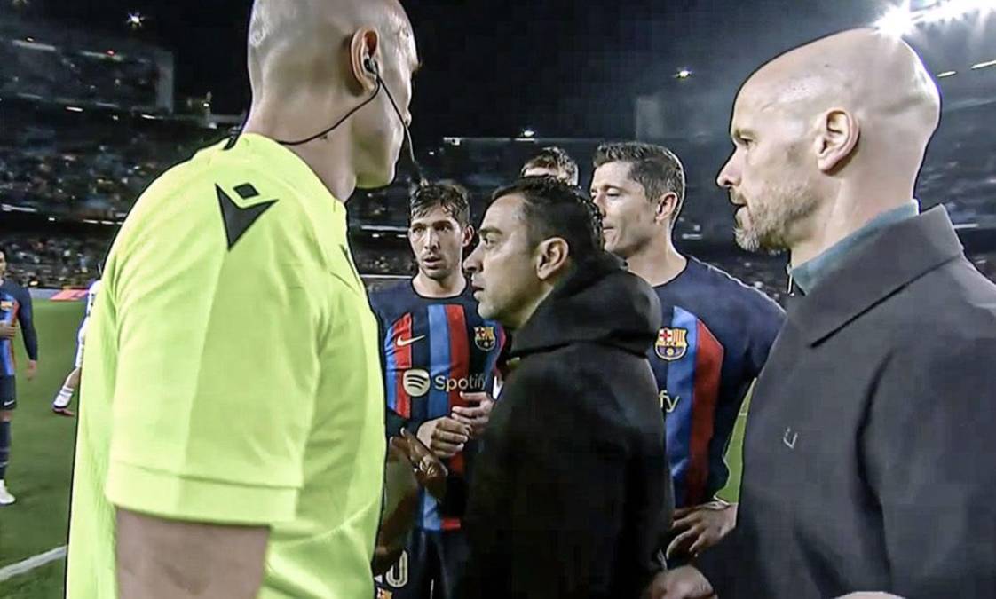 Tras el pitazo final, Xavi Hernández entró muy molesto al campo para buscar al árbitro Maurizio Mariani y pedirle explicaciones. Erik ten Hag también estaba presente.