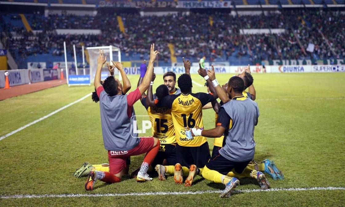 Jugadores del Real España celebran con Júnior Lacayo el gol.