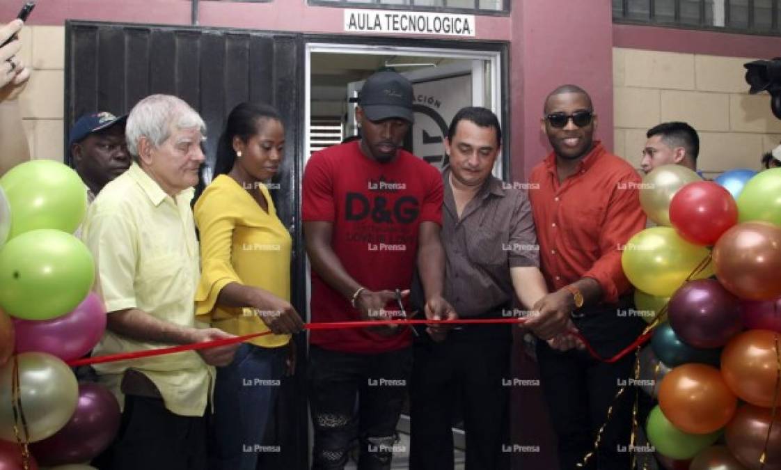 Alberth Elis ha mostrado su lado más humano al donar una aula tecnológica y otros accesorios a la escuela Fidelina Cerros, centro básico donde estudió en la primaria en la colonia Suyapa en Chamelecón. Fotos Jorge González